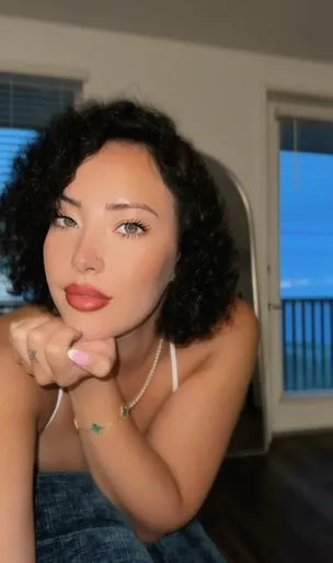 Alexandra cohen (woe alexandra) (woealexandra
